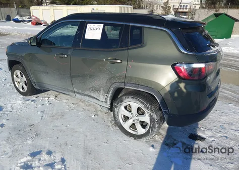 2018 Jeep Compass Latitude 4X4 z USA, uszkodzony, nr VIN 3C4NJDBB4JT262228